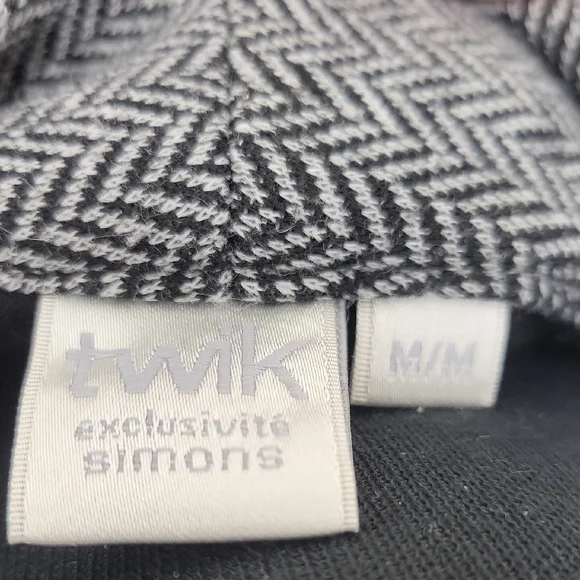 Simons Black and White Herringbone Knit Vest - Picture 2 of 4